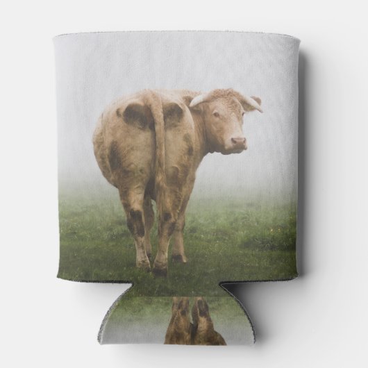 Weiße Kuh Bulle mit Blick zurück in ein Foggy Feld Dosenkühler (Rückseite)