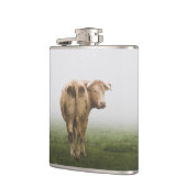 Weiße Kuh Bulle mit Blick zurück in ein Foggy Feld Flachmann (Links)