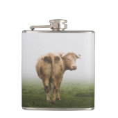 Weiße Kuh Bulle mit Blick zurück in ein Foggy Feld Flachmann (Vorderseite)