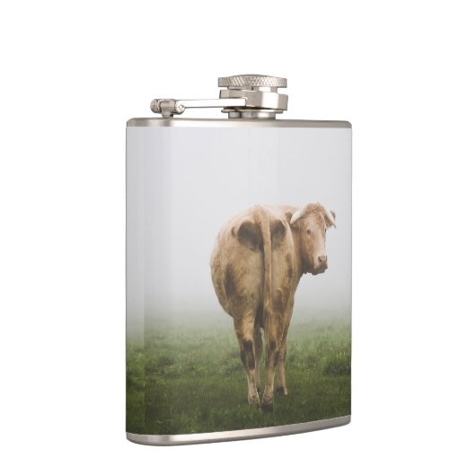 Weiße Kuh Bulle mit Blick zurück in ein Foggy Feld Flachmann (Rechts)