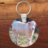 Weiße Kuh mit Ohren auf einer großen Wiese Schlüsselanhänger (Vorderseite)