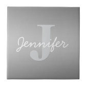 Weiße Kursivschrift & Graues Monogramm | Farben be Fliese (Vorderseite)