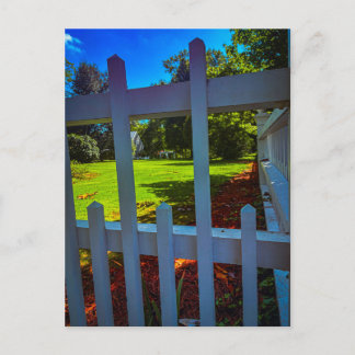 Weiße Lattenzäune in einen sonnigen Hof Postkarte
