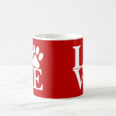 Weiße LIEBE Word Hundetyp auf rotem Hintergrund Kaffeetasse (Mittel)