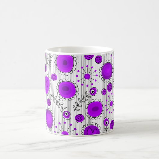 Weiße lila Herzen und Blume blumenreich Kaffeetasse (Mittel)