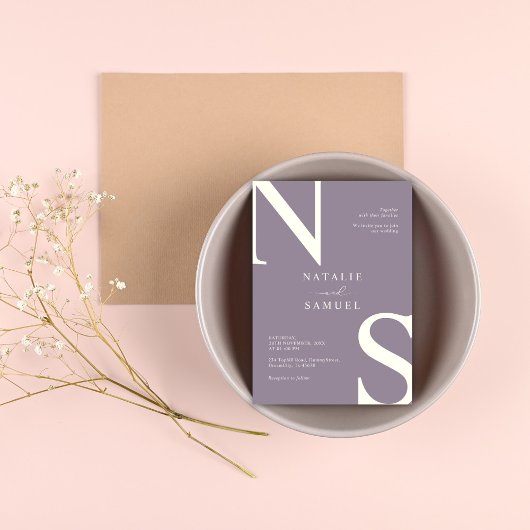 Weiße Lila Minimalistische Elegante kühne Initiale Einladung
