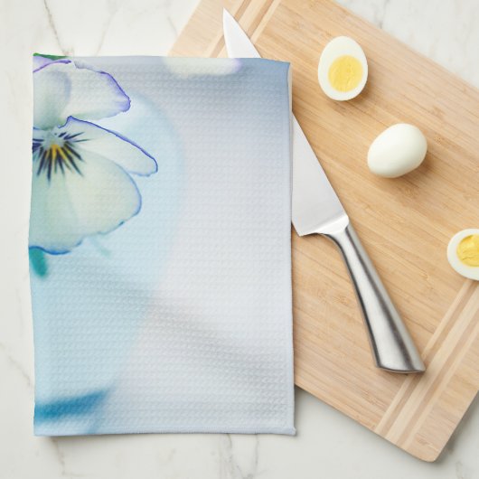 Weiße Lila Stiefmütterchen Blume Blauer Vase Blaue Handtuch (Viertel Falte)