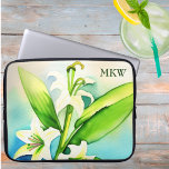 Weiße Lilie mit Monogramm Laptopschutzhülle<br><div class="desc">Erleben Sie die perfekte Mischung aus künstlerischer Schönheit und Praxisnähe mit unserer personalisierten Aquarelllilienbuchse. Erhöhen Sie den Stil Ihres Laptops und sichern Sie ihn mit Eleganz.</div>