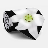 Weiße Lilien auf Schwarzem Krawatte (Gerollt)