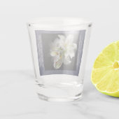 Weiße Lilien Fantasie Schnapsglas (Rückseite)
