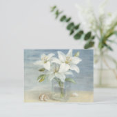 Weiße Lilien und Muscheln Postkarte (Stehend Vorderseite)