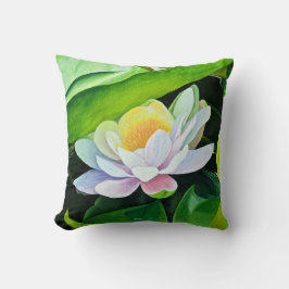 Weiße Lily-Blume auf grünen Blätter Kissen