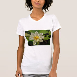 Weiße Lotus-Blume im Teich T-Shirt