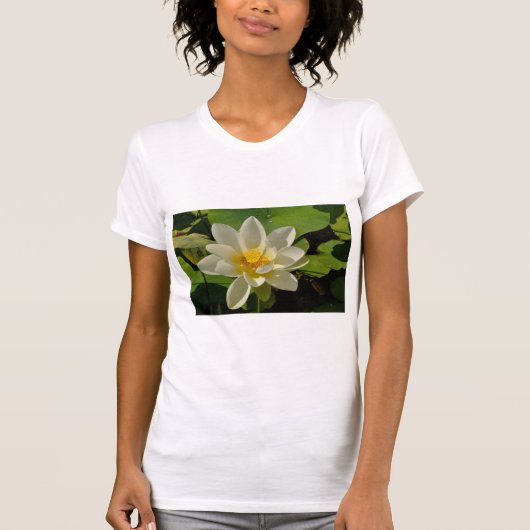 Weiße Lotus-Blume im Teich T-Shirt (Vorderseite)