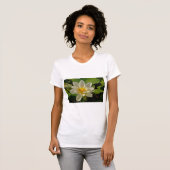 Weiße Lotus-Blume im Teich T-Shirt (Vorne ganz)