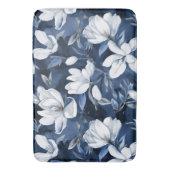 Weiße Magnolia-Blume, blauer Hintergrund Badematte (Vorderseite Vertikal)