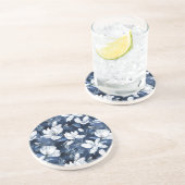 Weiße Magnolia-Blume, blauer Hintergrund Getränkeuntersetzer (Seite)