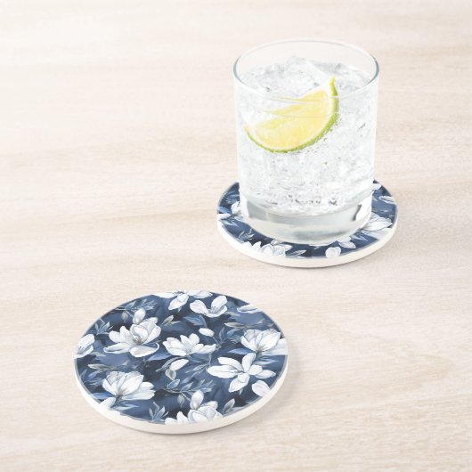 Weiße Magnolia-Blume, blauer Hintergrund Getränkeuntersetzer (Seite)