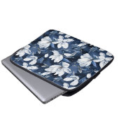 Weiße Magnolia-Blume, blauer Hintergrund Laptopschutzhülle (Vorne Knopf)