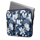 Weiße Magnolia-Blume, blauer Hintergrund Laptopschutzhülle (Vorderseite Links)