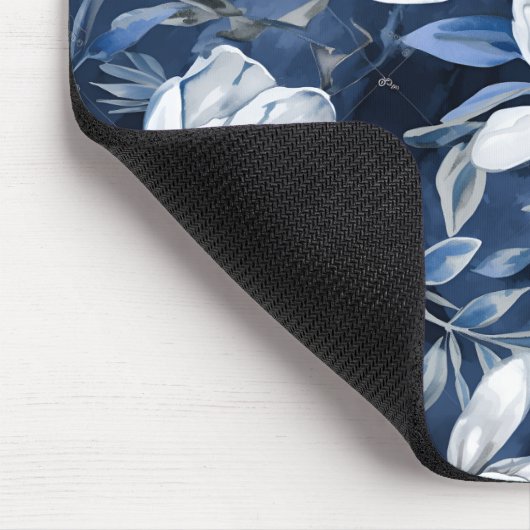 Weiße Magnolia-Blume, blauer Hintergrund Mousepad (Ecke)