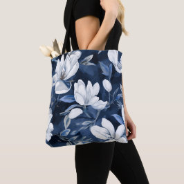 Weiße Magnolia-Blume, blauer Hintergrund Tasche