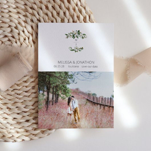 Weiße Magnolienflora rustikales Bild Save The Date