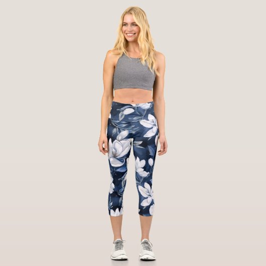 Weiße Magnolienmuster im Hintergrund, Capri Leggings (Vorderseite)
