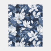 Weiße Magnolienmuster im Hintergrund, Fleecedecke (Vorderseite)