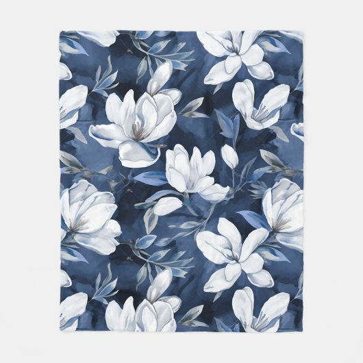 Weiße Magnolienmuster im Hintergrund, Fleecedecke (Vorderseite)