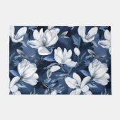 Weiße Magnolienmuster im Hintergrund, Fußmatte (Vorderseite)