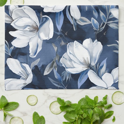 Weiße Magnolienmuster im Hintergrund, Geschirrtuch (Gefaltet)