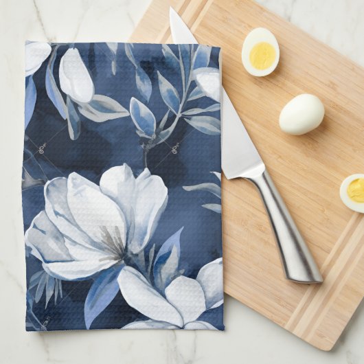 Weiße Magnolienmuster im Hintergrund, Geschirrtuch (Viertel Falte)