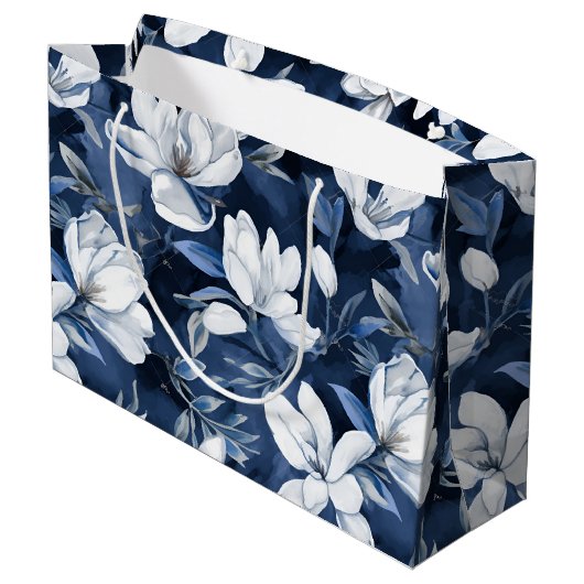 Weiße Magnolienmuster im Hintergrund, Große Geschenktüte (Rückseite Schrägansicht)