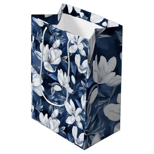 Weiße Magnolienmuster im Hintergrund, Mittlere Geschenktüte (Vorderseite Schrägansicht)