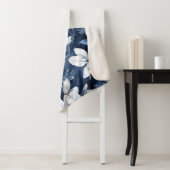 Weiße Magnolienmuster im Hintergrund, Sherpadecke (Beispiel)