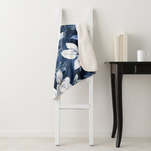 Weiße Magnolienmuster im Hintergrund, Sherpadecke (Beispiel)