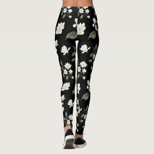 Weiße Magnolische Blume auf schwarzen Leggings (Rückseite)