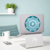 Weiße Mandala auf blauem Hintergrund Aufkleber (Laptop auf Schreibtisch)