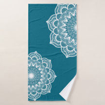 Weiße Mandala auf blauem Hintergrund