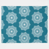 Weiße Mandala auf blauem Hintergrund Fleecedecke (Vorderseite (Horizontal))