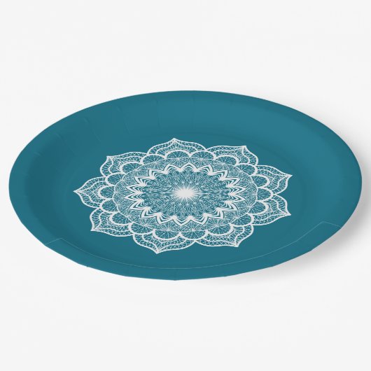 Weiße Mandala auf blauem Hintergrund Pappteller (Schrägansicht)