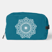Weiße Mandala auf blauem Hintergrund Waschbeutel (Rückseite)