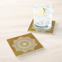 Weiße Mandala auf goldenem Hintergrund