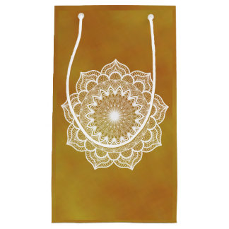 Weiße Mandala auf goldenem Hintergrund Kleine Geschenktüte