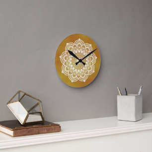 Weiße Mandala auf goldenem Hintergrund Runde Wanduhr