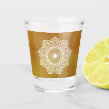 Weiße Mandala auf goldenem Hintergrund