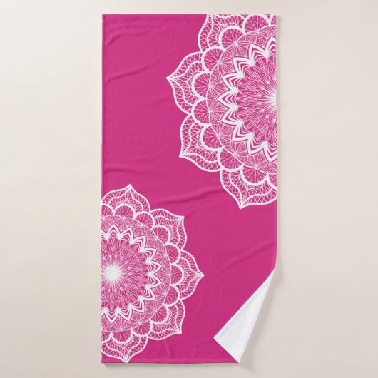 Weiße Mandala auf rosa Hintergrund Badehandtuch (Badehandtuch)