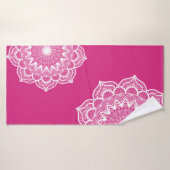 Weiße Mandala auf rosa Hintergrund Badehandtuch (Badehandtuch)