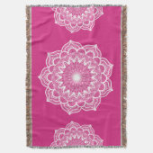 Weiße Mandala auf rosa Hintergrund Decke (Vorderseite Vertikal)